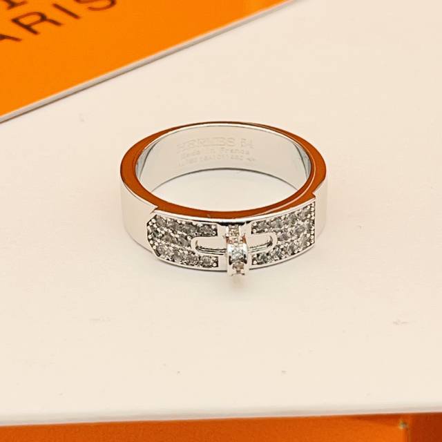 Hj016 Sizes: 6, 7, 8 He Mes' latest silver pig nose diamond ring, made of the sa