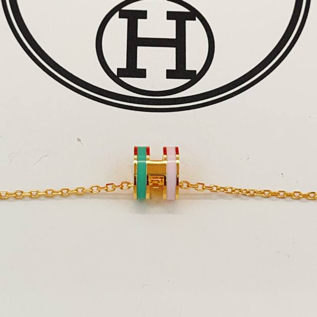 Hx114 He Mes' latest gold, green, and pink mini necklace is made of the same bra