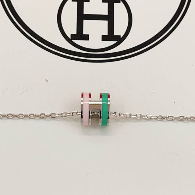 Hx113 He Mes' latest silver, green, and pink mini necklace is made of the same b