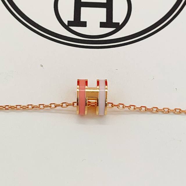Hx121 He Mes' latest rose gold and white mini necklace is made of the same brass