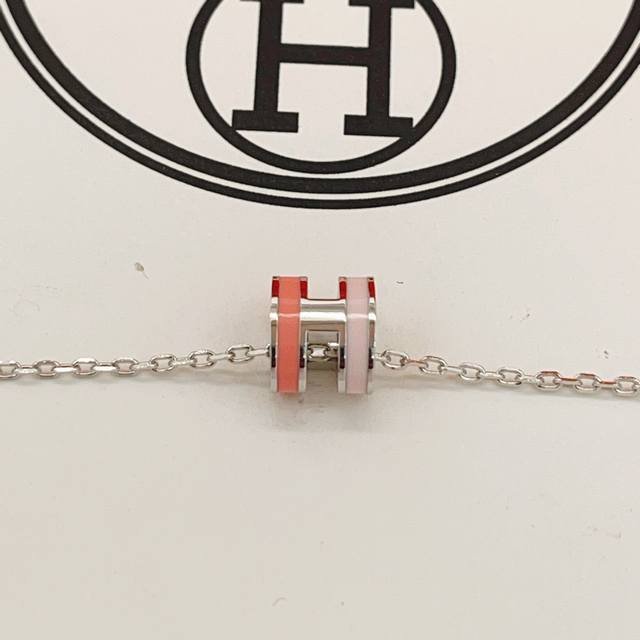 Hx119 He Mes' latest silver, pink, and white mini necklace, made of the same bra