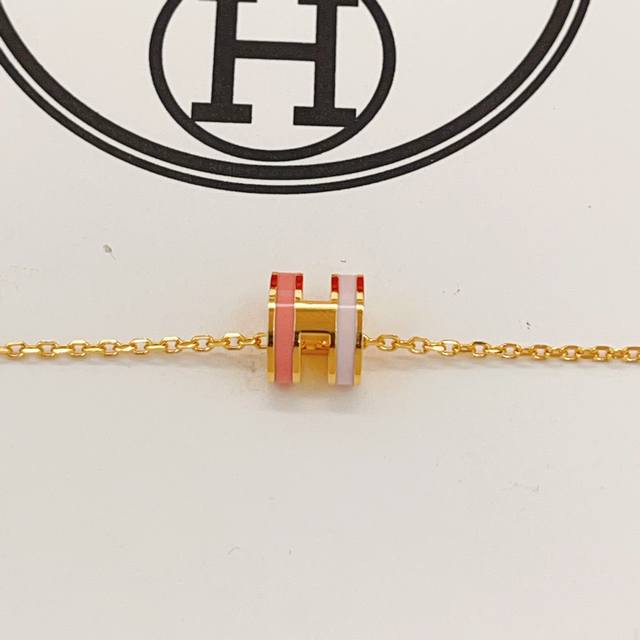 Hx120 He Mes' latest gold and pink mini necklace, made of the same brass materia