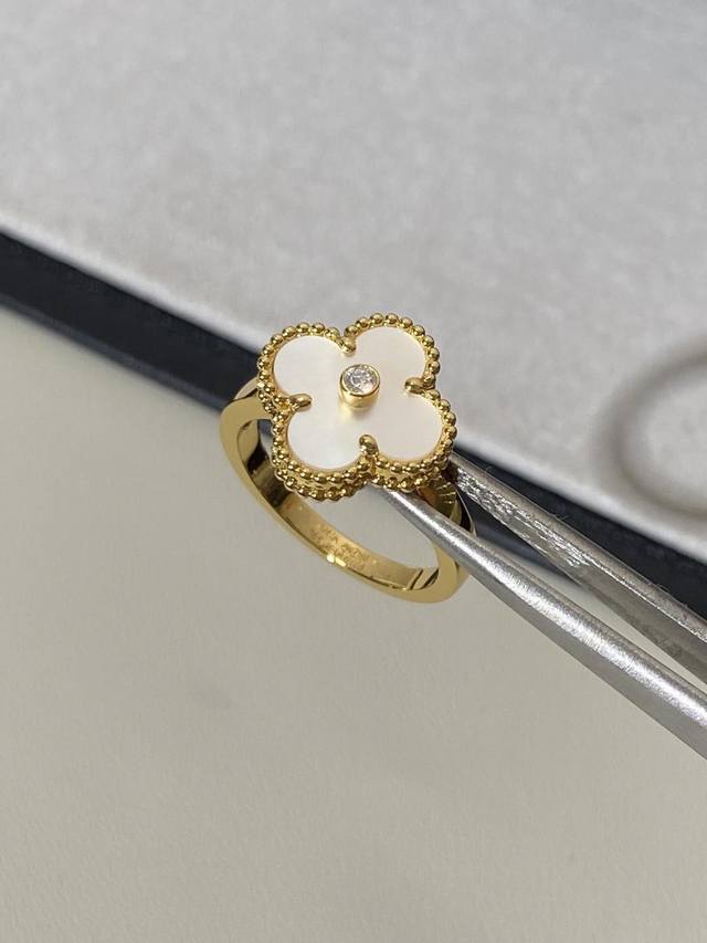V gold material Vca single flower four-leaf clover with diamonds white mother-of