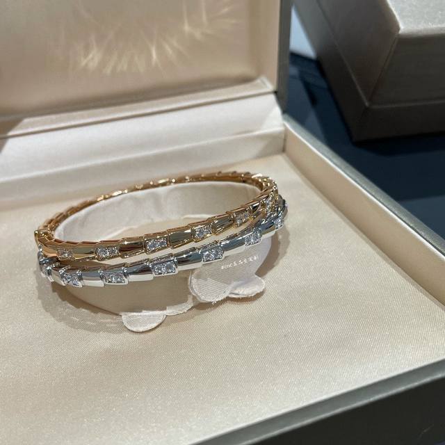 Bulgari Fashion Snake Bangle, High-End Craftsmanship, Micro-pave Delicate Patte