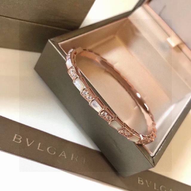 Hot-selling, in-stock natural mother-of-pearl bangle, a classic Bulgari creatio