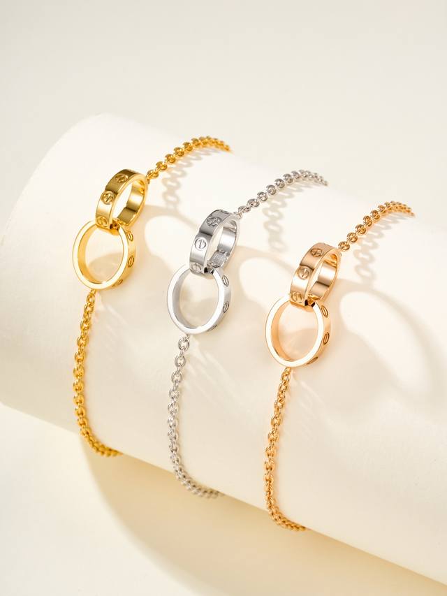 Llove Double Ring Bracelet, 17cm in total length. A classic and popular design f