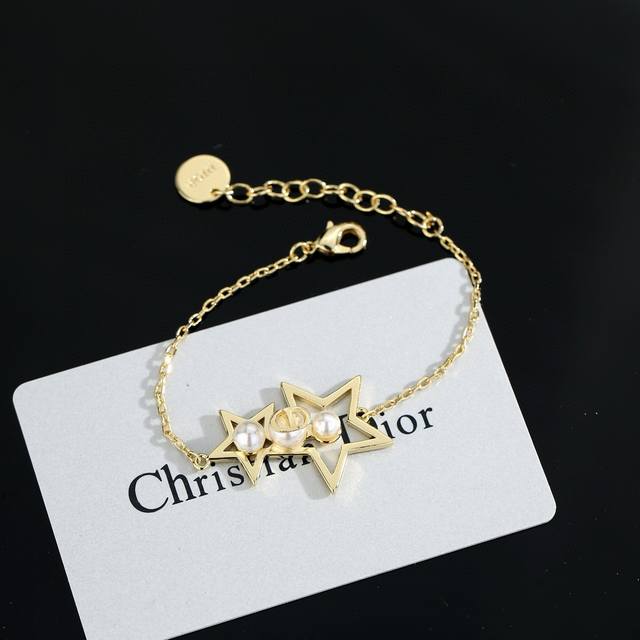 This Dior bracelet is exquisite and elegant. The gold-plated metal chain, adorn