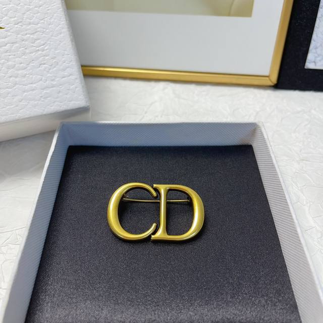 Dior Dior Brooch New minimalist logo brooch, retro, elegant, and sophisticated,
