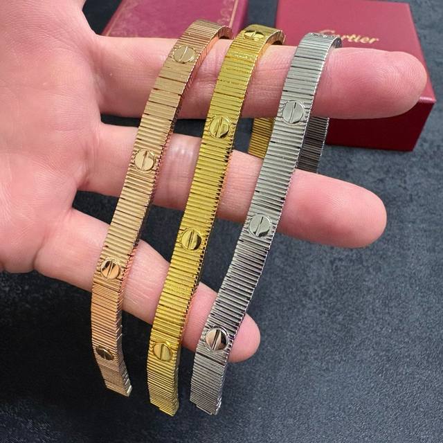 Three colors: 17cm and 19cm. Orders placed on November 1st are eligible for (Da