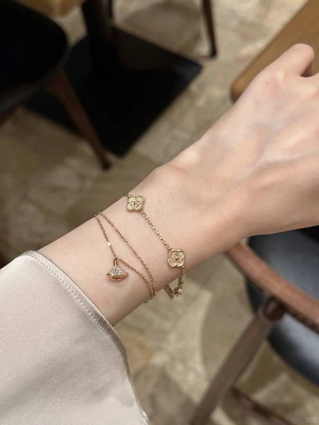 Mini four-leaf clover six-flower bracelet in V gold. We also offer single-flowe