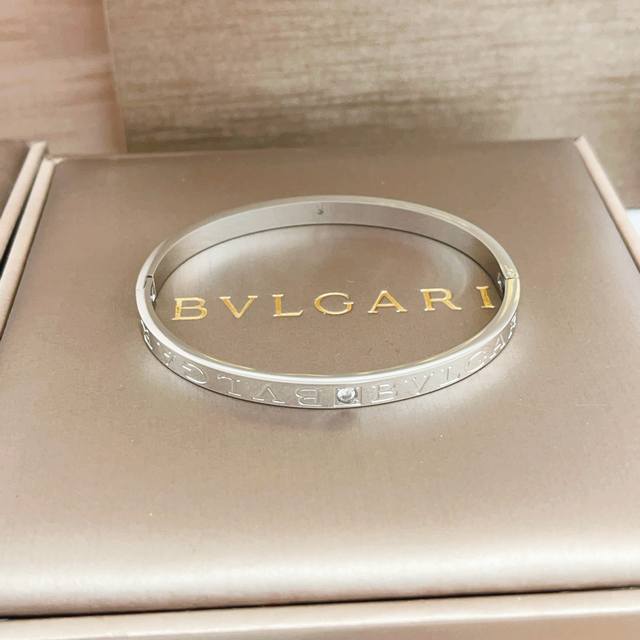 Bz006 Size, One Size Fits All Bvlgari's latest silver single-anvil letter bracel