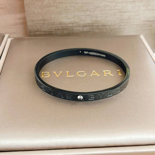 Bz007 Size, One Size Bvlgari's latest black single-anvil letter bracelet, made o