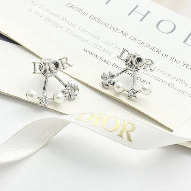 Today's New Arrival Code E2989 0247825 Dior earrings, a hot-selling style, now