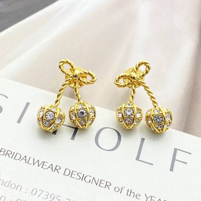 Today's New Arrival Code E3267 0847825 Valentino earrings, hot-selling style, n