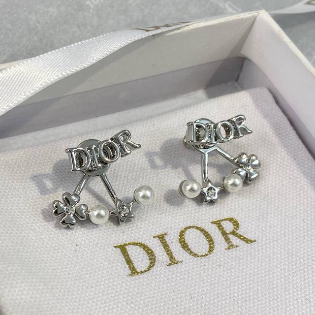 De0601 Two-tone Di R Letter Full Diamond Stud Earrings The letters are amazing!