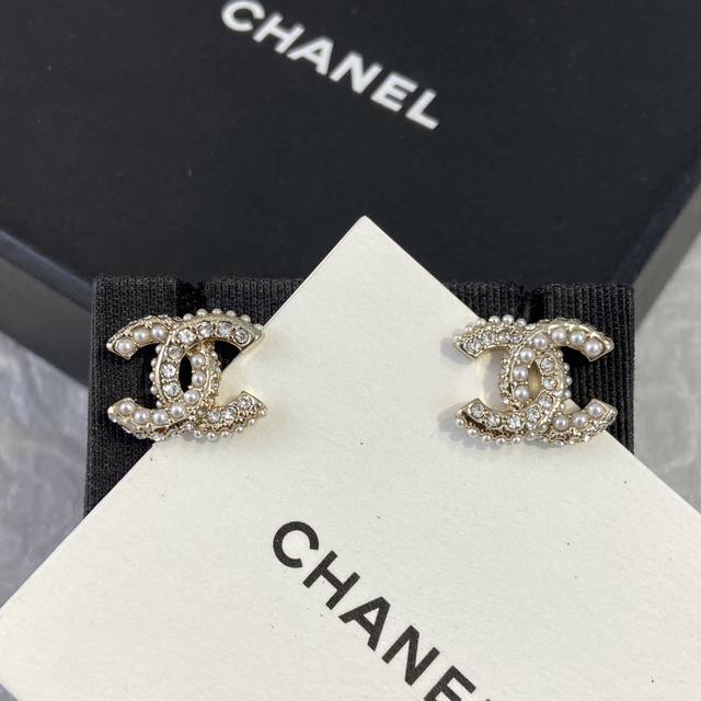 Xe597 Ch Nel Xiang'er Double C Pearl Diamond Stud Earrings A must-have classic d