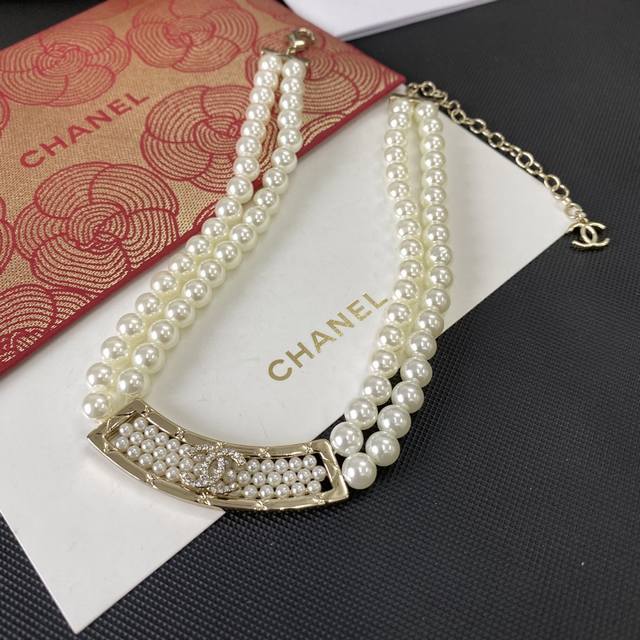 Xin Zhilei's Chanel Double-Row Pearl Letter Necklace Xin Zhilei is truly a walk