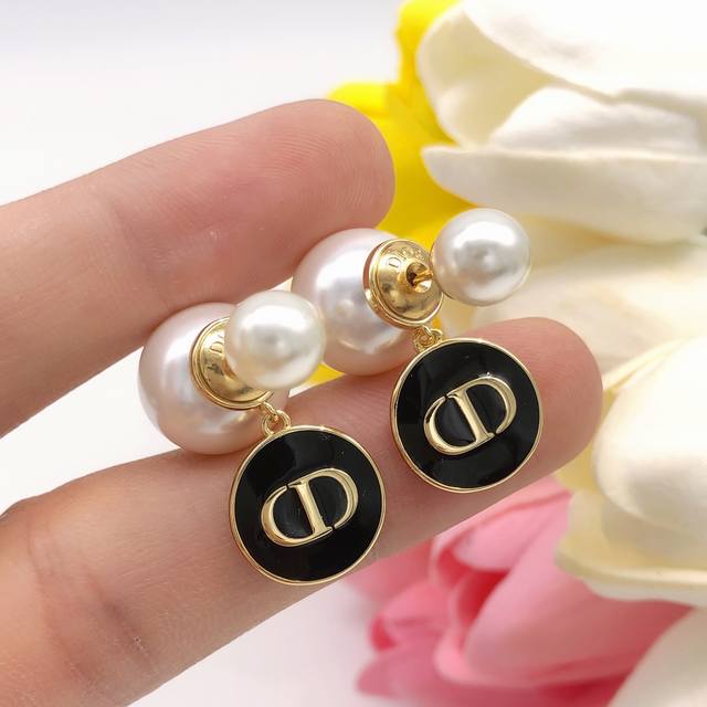 Item No. Ded0266 Dior large and small pearl CD letter black stud earrings, a ret