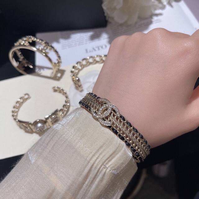 Item No. Xsz0011 White Item No. Xsz0012 Black Chanel 22Ss New Leather Circle Do