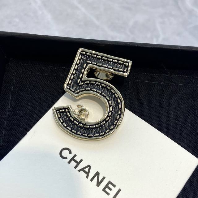 Xz0296 Ch Nel Xiang'er Leather Texture Black Gold No. 5 Brooch This season's hid