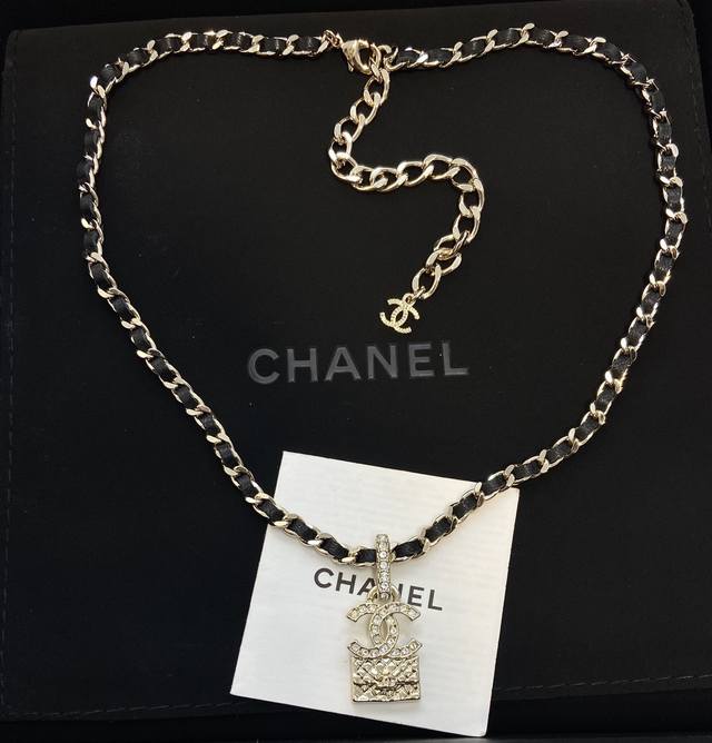 Xx0316 Xiang'er 23B quilted bag necklace is exquisitely crafted and a timeless c