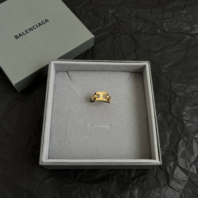 New Balenciaga ring, simple and elegant, high-end gold with a rich texture, loo