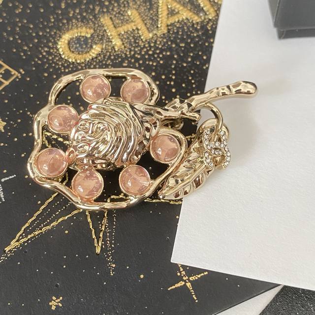 Today's New Arrival: Peach Pit Pink Crystal Letter Brooch * 25A New Gold Full D