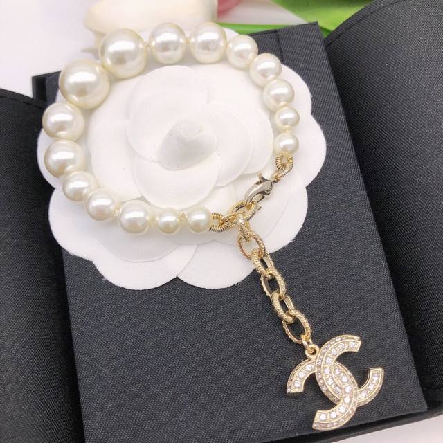 Item No. Xsl0018 Chanel's latest pearl Cd necklace and bracelet, identical to th