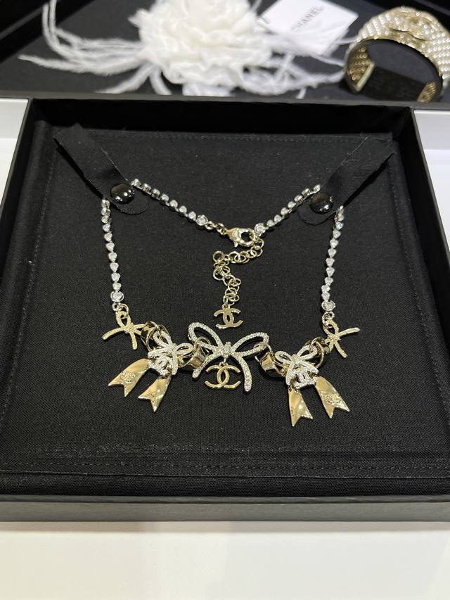 25K New Color-Blocked Ribbon Bow Full Diamond Double C Necklace The color-blocke