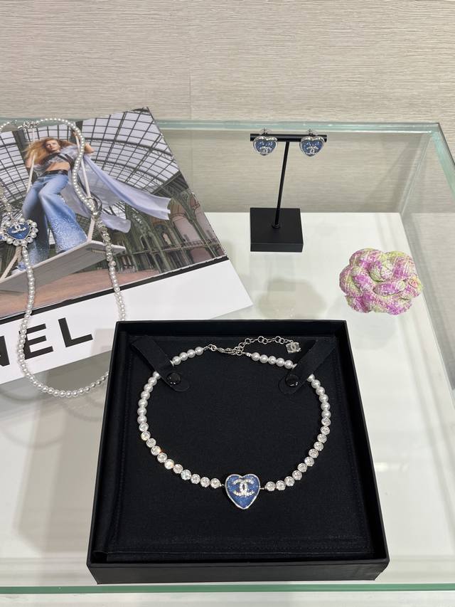 25p Blue Heart Silver Full Diamond Double C Pearl Necklace The design of pav