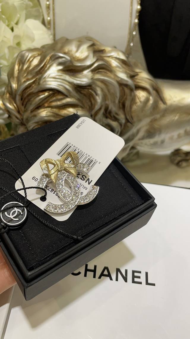 Light Gold Bow with Silver Full Diamond Double C Brooch Light gold three-dimens