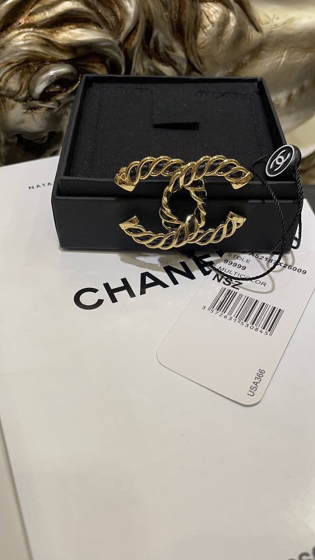 Black and gold leather-threaded chain double C brooch Minimalist spiral design,