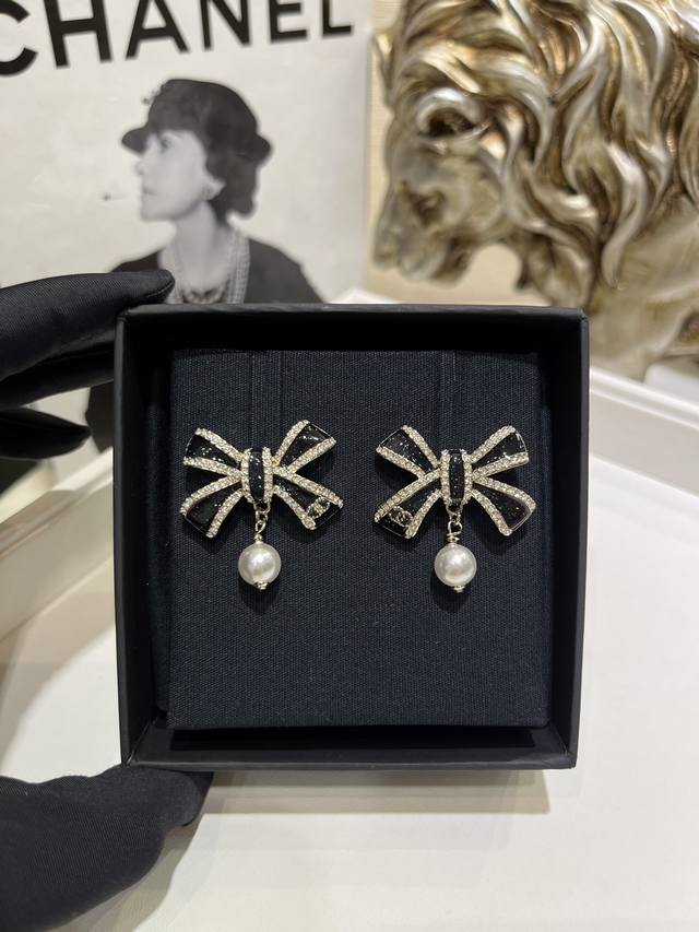 25B New Double C Black and Pink Enamel Bow Pearl Pendant Earrings Black enamel e