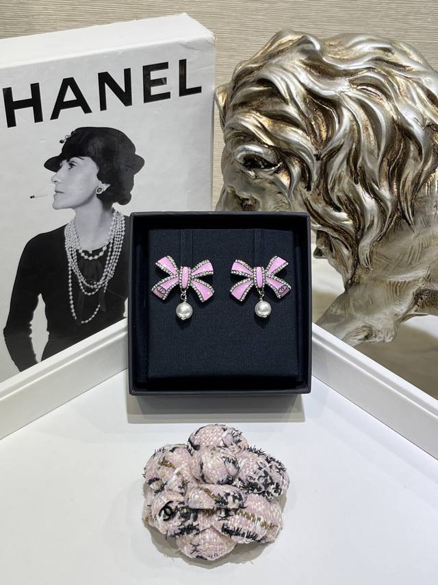 25B Double C Pink Enamel Bow Pearl Pendant Earrings The black and pink color sch