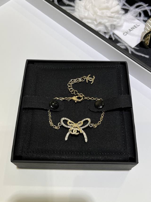 25K Color-Blocked Bow with Full Diamond Double C Bracelet Full diamond large bow