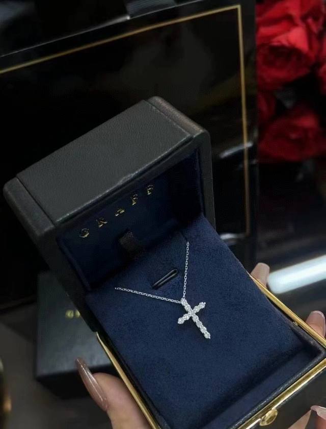 Graff, a high-end jewelry brand! New elegant cross necklace with luxurious 5A zi