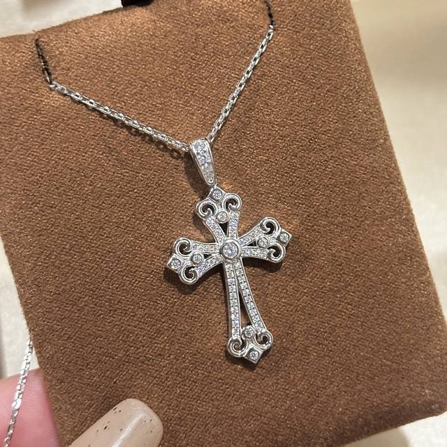 A6977 Independent designer's new hollowed-out cross necklace, fashionable, simpl
