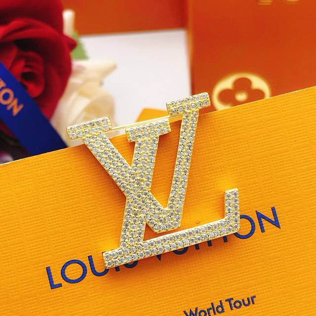 Item No. Lxz0004 Lv*Latest diamond-encrusted brooch, identical to Zp, made of br