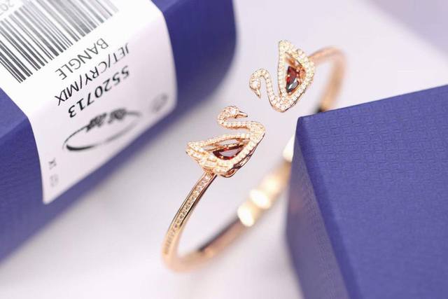Swarovski Rose Gold Openwork Double Swan Bracelet This exquisite bracelet featur