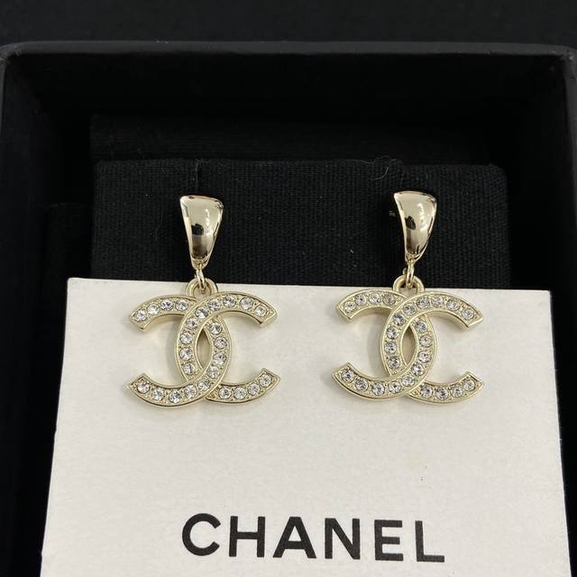 Xe0600 Ch Nel Xiang'er Double C Earrings This simple design is often the most po