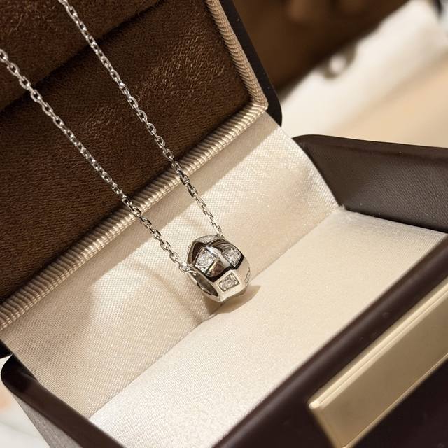 A6998 Louis Vuitton's new checkerboard waist necklace, bling bling, super beauti