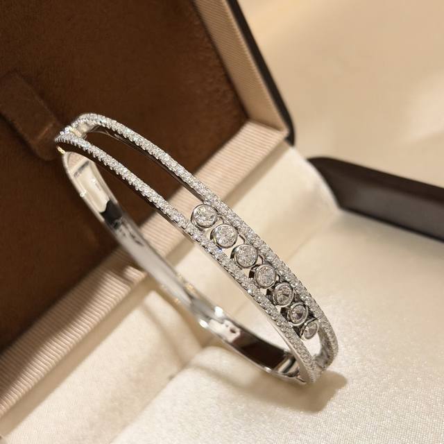 A3904 The hottest jewelry brand in Hollywood, Messika, presents a new luxurious