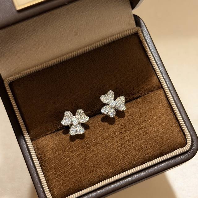 A2416 Vca Frivole series small clover full-diamond stud earrings feature a mirro