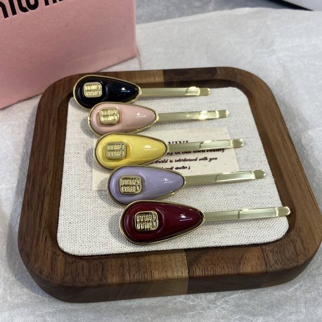 Mf0508 Pre-order Miu Miu Triangle Hair Clip The latest 2025 design, this hair cl