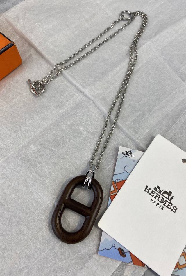 Ax0591 Aisman Pig Nose Brown Necklace Exquisite craftsmanship, complete letterin