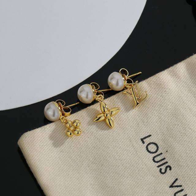 Lv Three-Piece Earrings Louis Vuitton: Brings a stylish and fun look. The bright