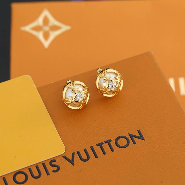 LV pearl stud earrings from Louis Vuitton bring a fashionable and interesting vi