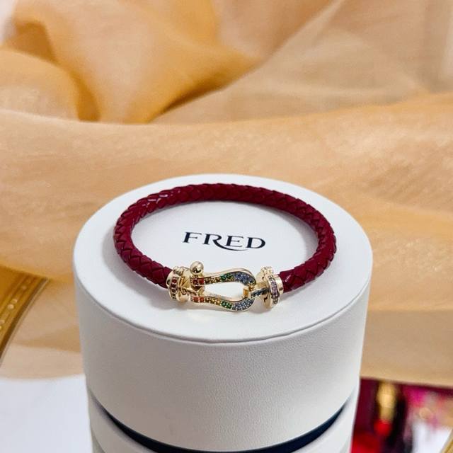 This trendy Frederick full-diamond horseshoe buckle leather cord bracelet is a c