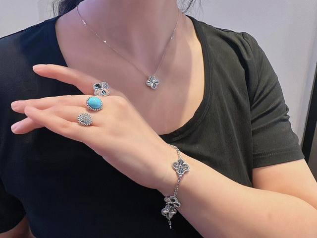 We produce Van Cleef & Arpels VCA laser-engraved rings, available for custom ord