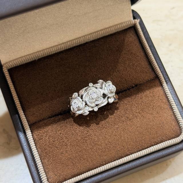 A7175 Independent designer Italian vintage-style brushed floral ribbon ring, Fre